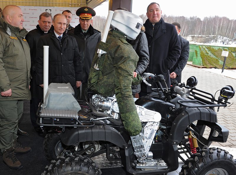 Руският президент Владимир Путин се запознава с бойния робот-аватар