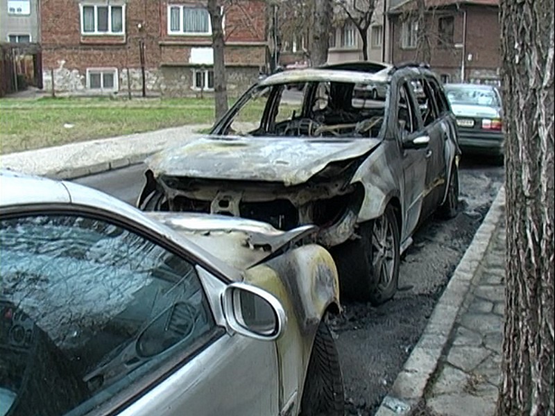 Изгоряха още 2 коли на бивш депутат (снимки)