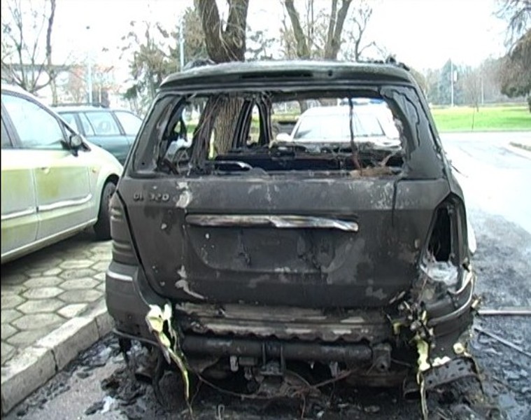 Два автомобила ”Мерцедес”, собственост на бившия депутат от ГЕРБ Антоний Йорданов, изгоряха