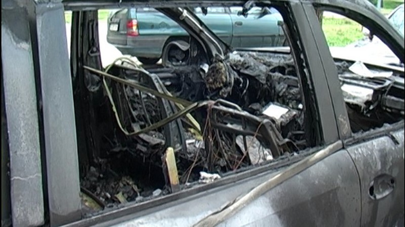 На 22 януари луксозен джип и лек автомобил ”Мерцедес” на Йорданов бяха опожарени