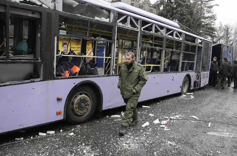 Загинали и ранени при обстрел на тролейбус в Донецк
