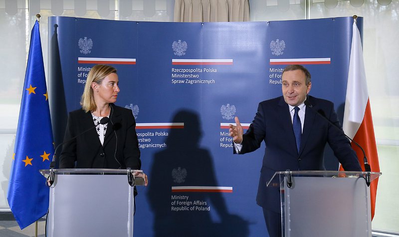 Полша ще привика руския посланик в страната в понеделник, каза Гжегож Схетина
