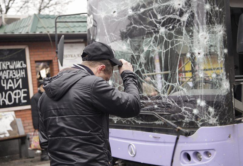 Тролейбус бе обстрелван в Донецк, 13 души загинаха