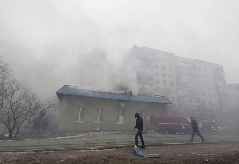 Жителите на подложения на обстрел източен квартал в Мариупол масово напускат домовете си