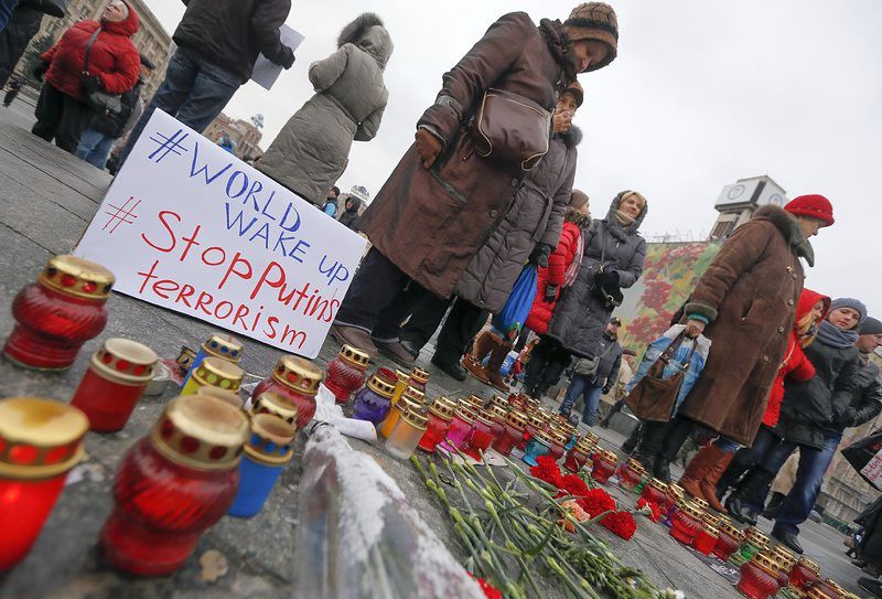 Украинци почетоха жертвите в Мариупол