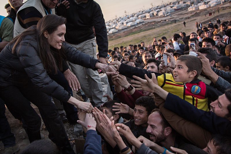 Джоли посети кюрдски бежански лагер