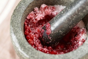 Учени обучиха с видеоклипове робот да готви като човек