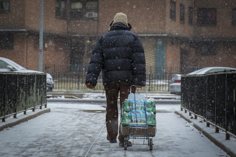 Жителите на Ню Йорк се презапасиха с продукти, в случай, че не могат да излязат от домовете си