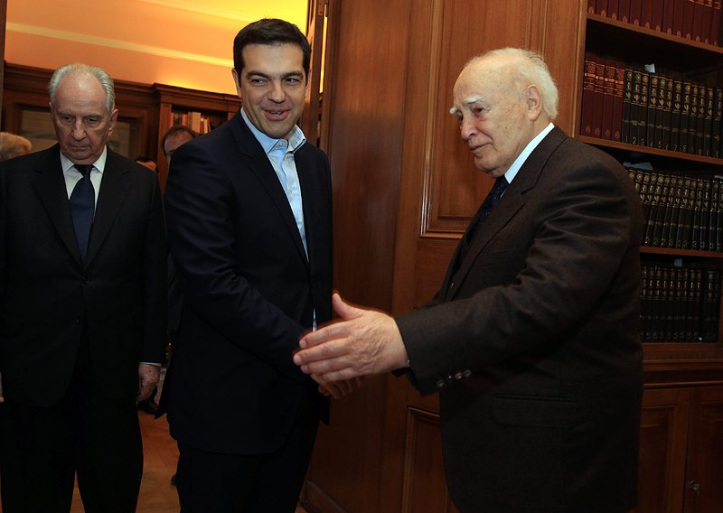 Президентът Каролос Папуляс (вдясно) връчи мандат за съставяне на кабинет на Алексис Ципрас, който положи клетва като премиер