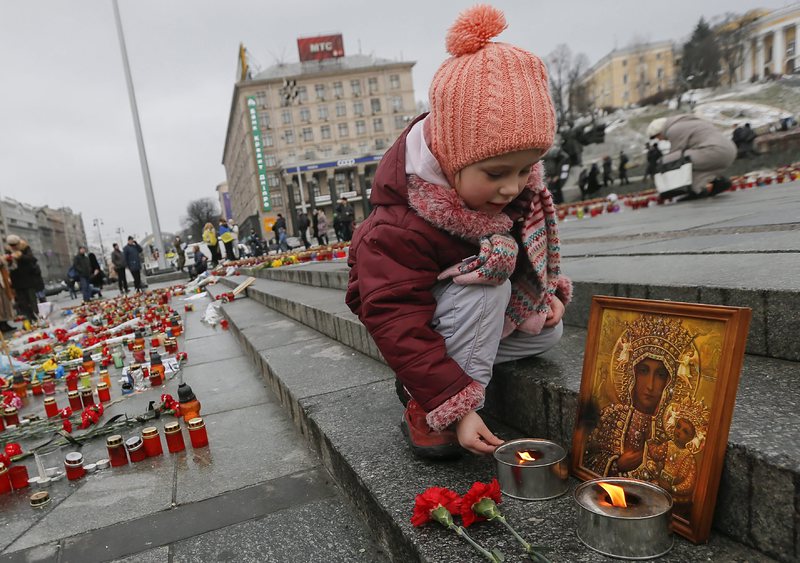Украинци почетоха жертвите в Мариупол
