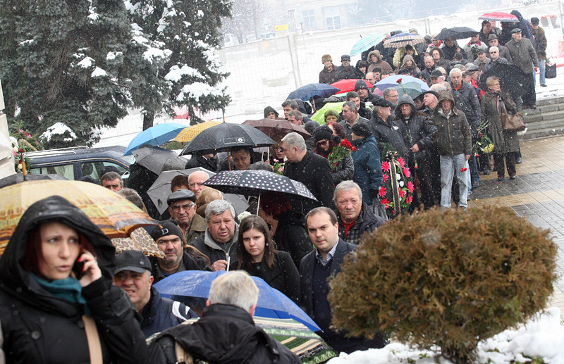 Хиляди перничани се стекоха пред Двореца на културата, за да се поклонят пред Росица Янакиева
