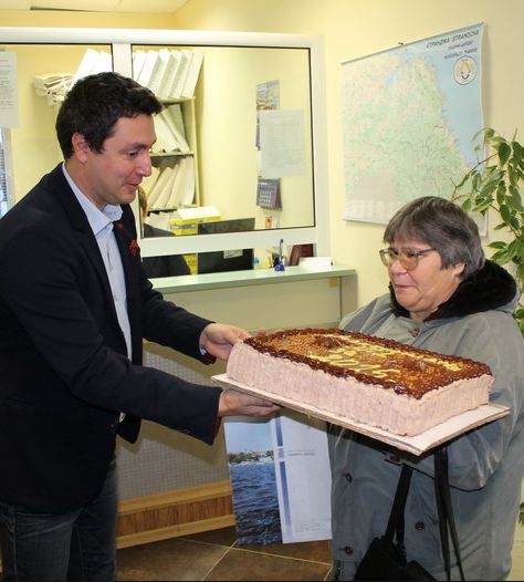 Марийка Стоянова получи тортата лично от кмета на Царево Георги Лапчев