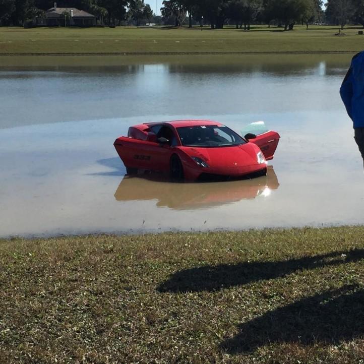 Тунинговано Lamborghini Gallardo пада в езеро (видео)