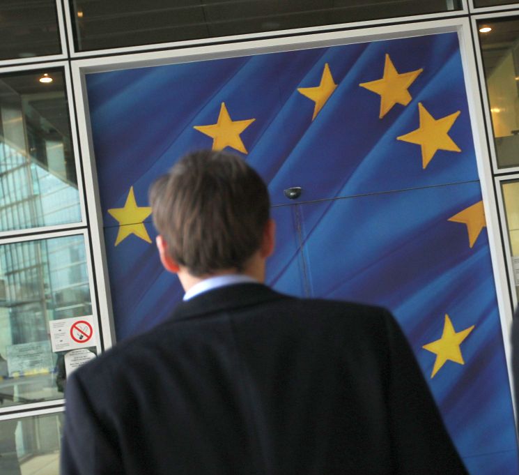 Европейската комисия наблюдава по какви схеми се дава гражданство на инвеститорите