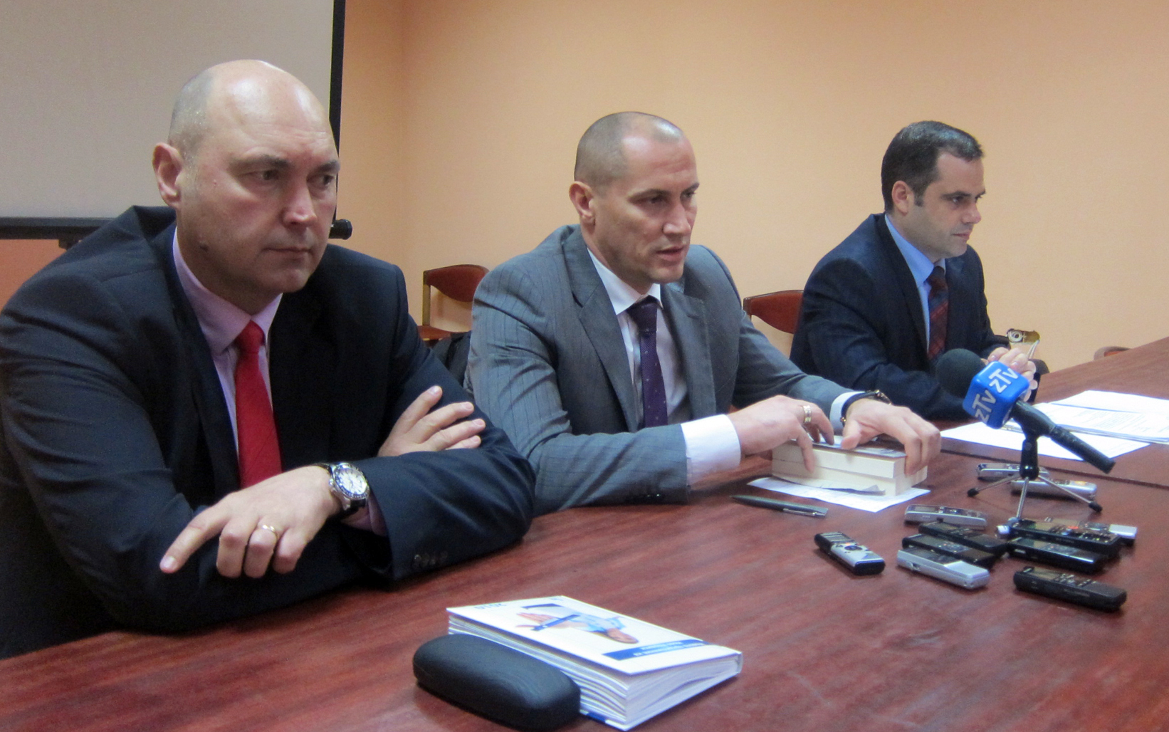 Шефът на МВР-Плевен Венцислав Катинов (вляво) и окръжният прокурор Иво Радев дадоха брифинг за убийството