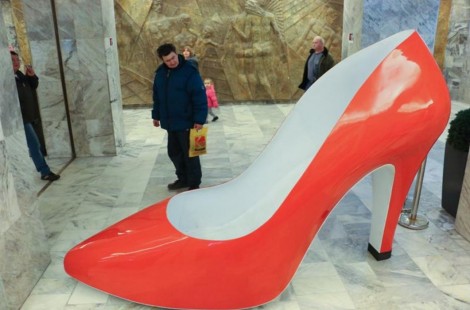 Огромен макет на червена обувка във Варна