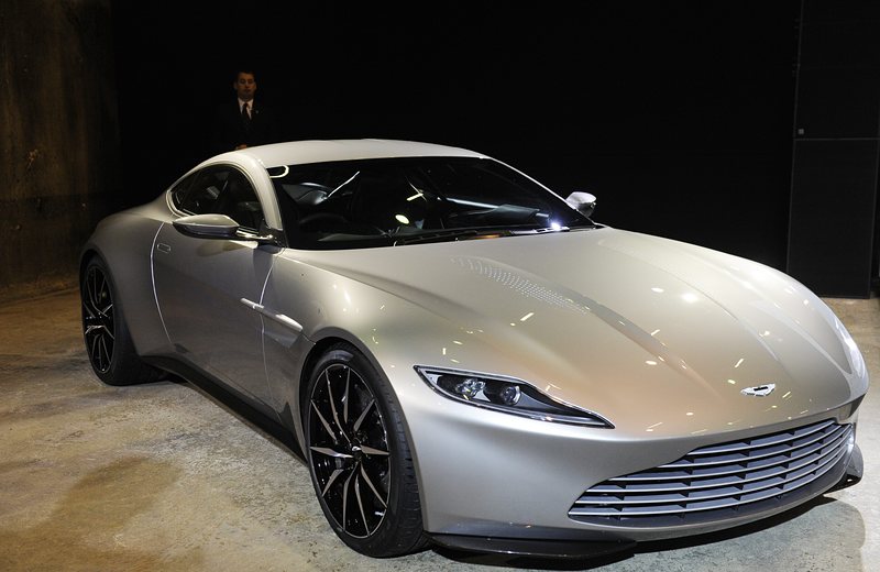 Новата кола на Джеймс Бонд е Aston Martin DB10