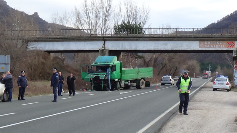Камион падна от мост върху E-79 (снимки)