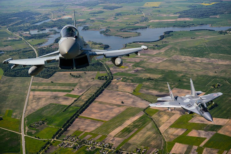 Изтребители ”Тайфун” ескортирали руските самолети, докато напуснат района на британския интерес, се казва в официално съобщение
