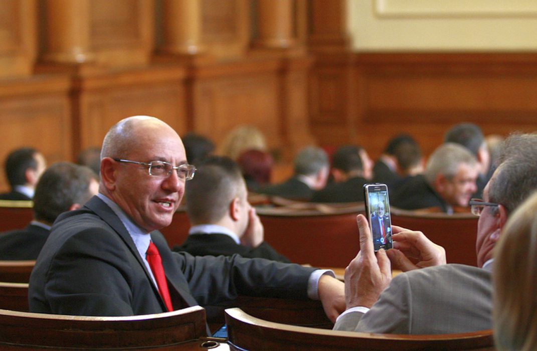 Емил Димитров си прави снимка за спомен в пленарна зала