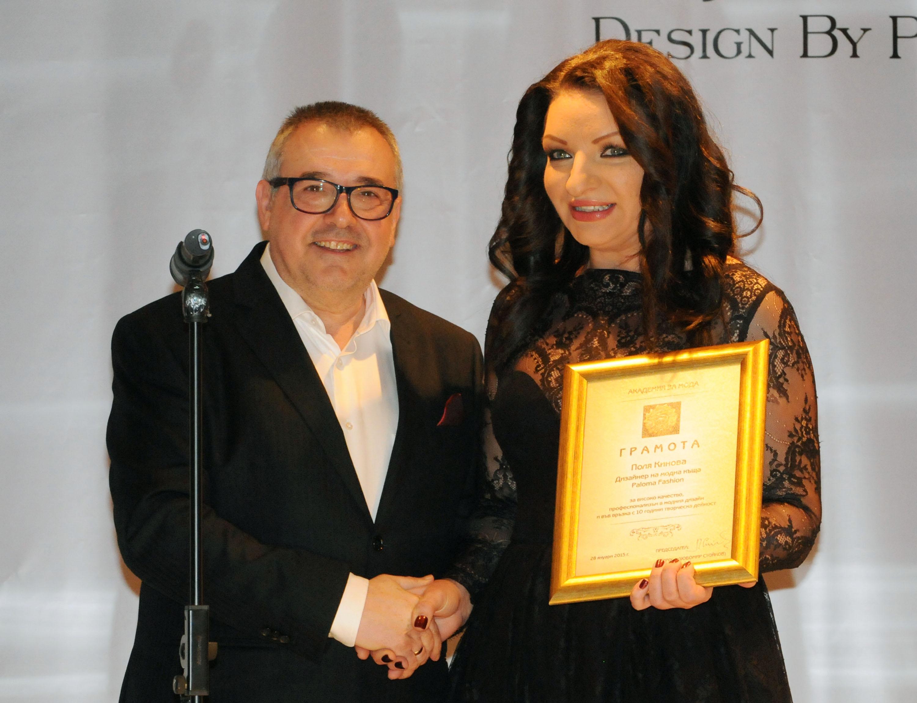 Професор Любомир Стойков връчва диплом от Академията за мода на Поля Кинова