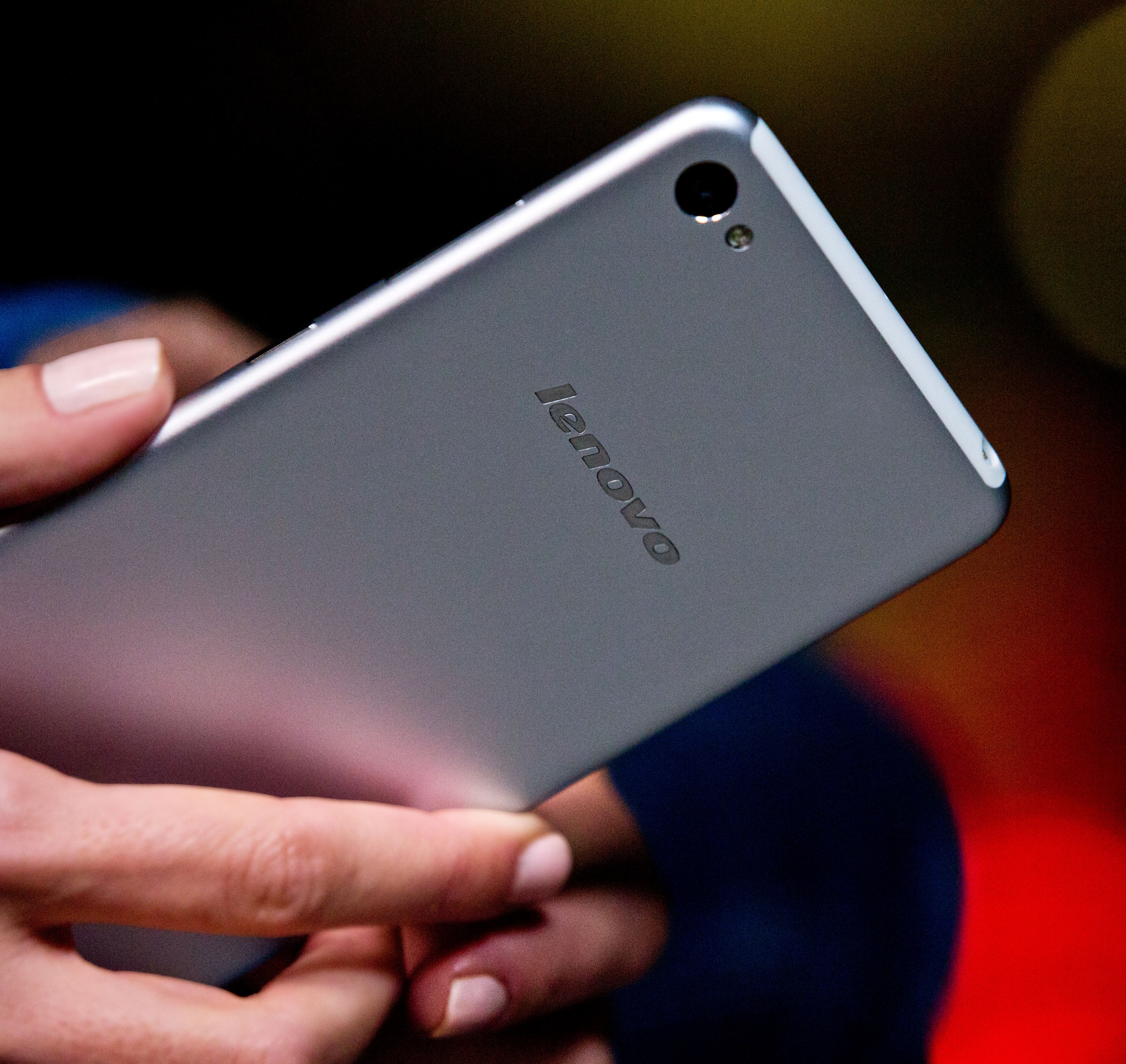 Алуминиевият Lenovo S90 вече в България (снимки)