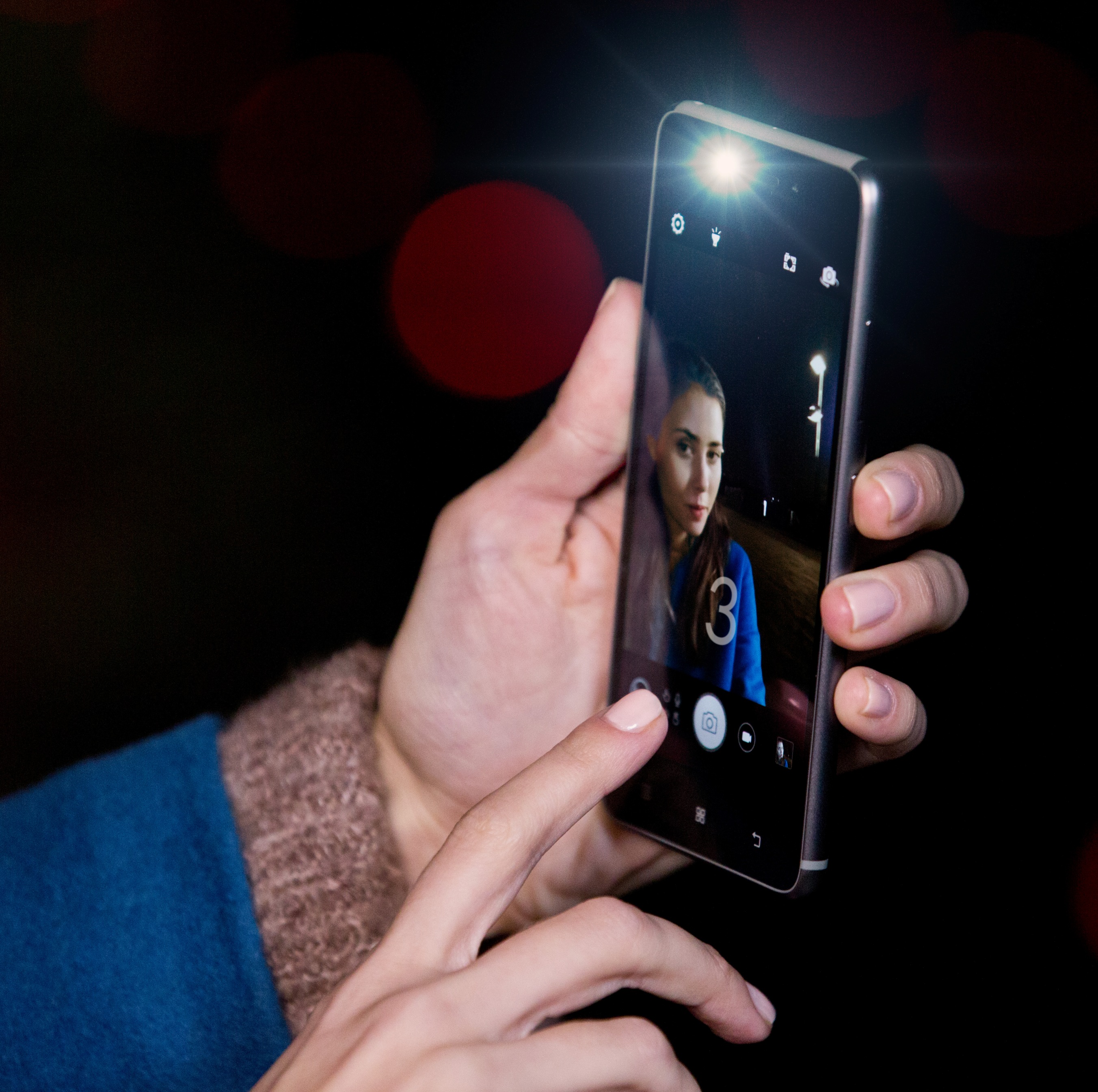 Смартфонът разполага и с предна LED светкавица за качествени селфита на тъмно