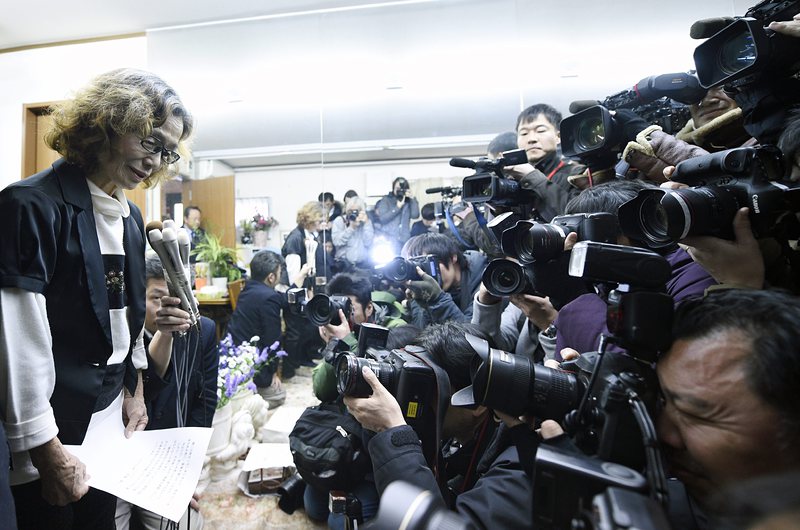 Майката на Кенджи Гото говори с журналисти след предполагаемото му убийство