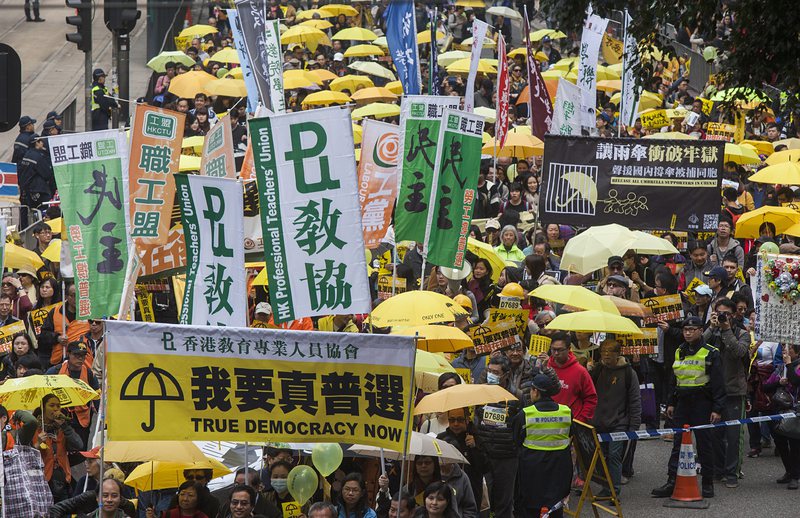 С жълти чадъри в ръка, жителите на Хонконг настояваха за всеобщо избирателно право