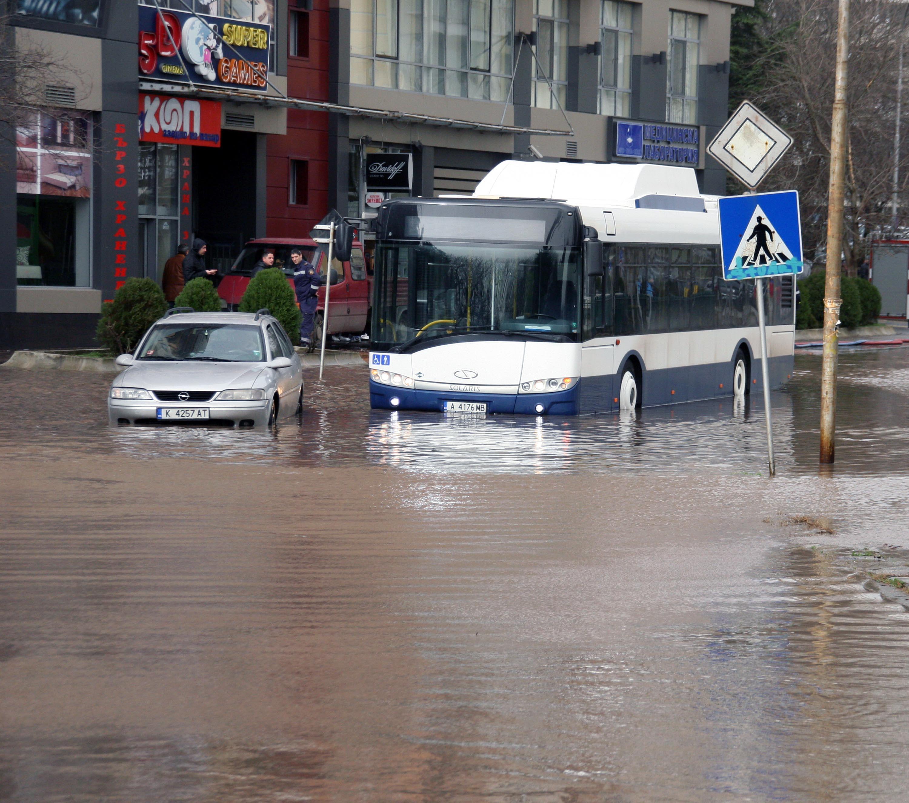Наводнения квартал Долно Езерово в Бургас
