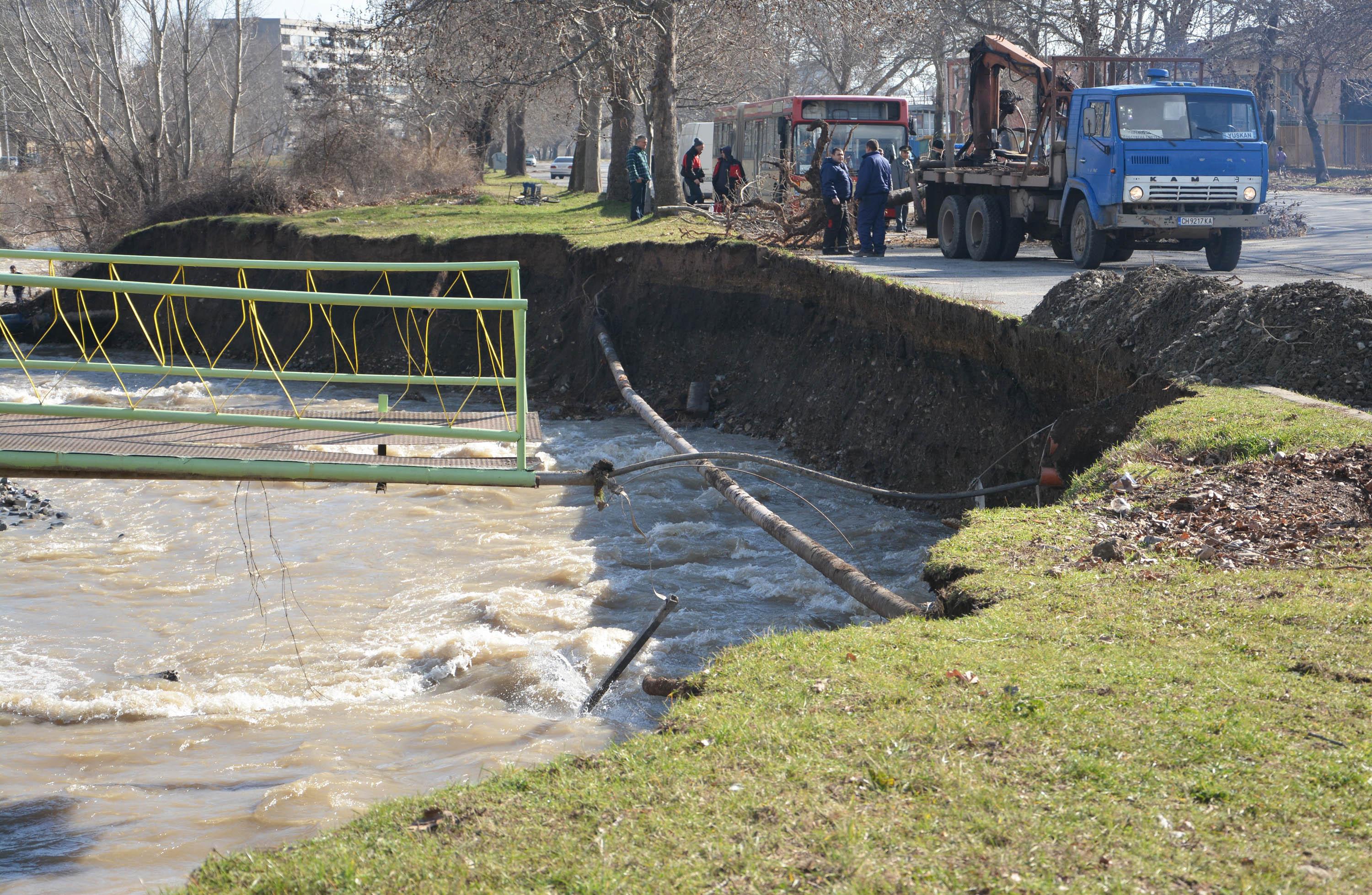 Река Асеновска нанесе щети на пътя за с. Бяла
