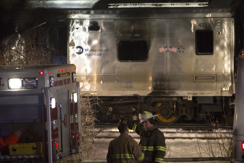 Влак блъсна кола до Ню Йорк, поне 7 са жертвите