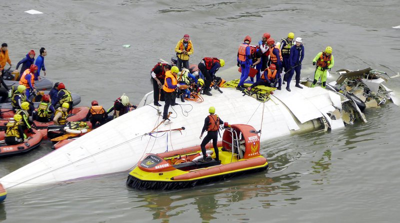 Самолет се удари в мост и падна в река, има десетки загинали