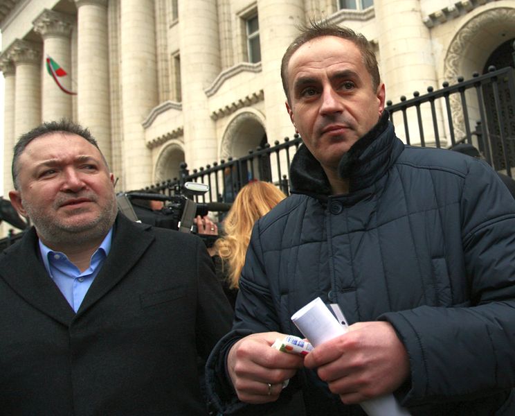 Протест пред Съдебната палата -  кметовете10000 на Карлово и Кюстендил Емил кабаиванов и Петър Паунов