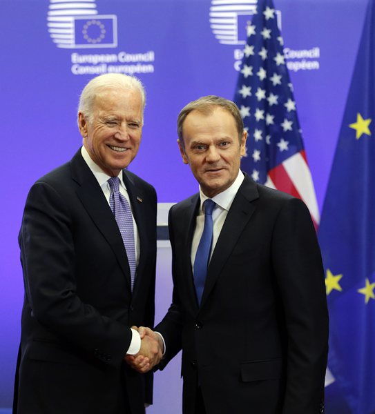 Американският вицепрезидент Джо Байдън разговаря с председателя на Европейския съвет Доналд Туск