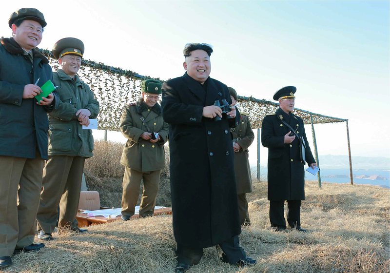 Ким Чен-ун наблюдава изпробването на ракетата