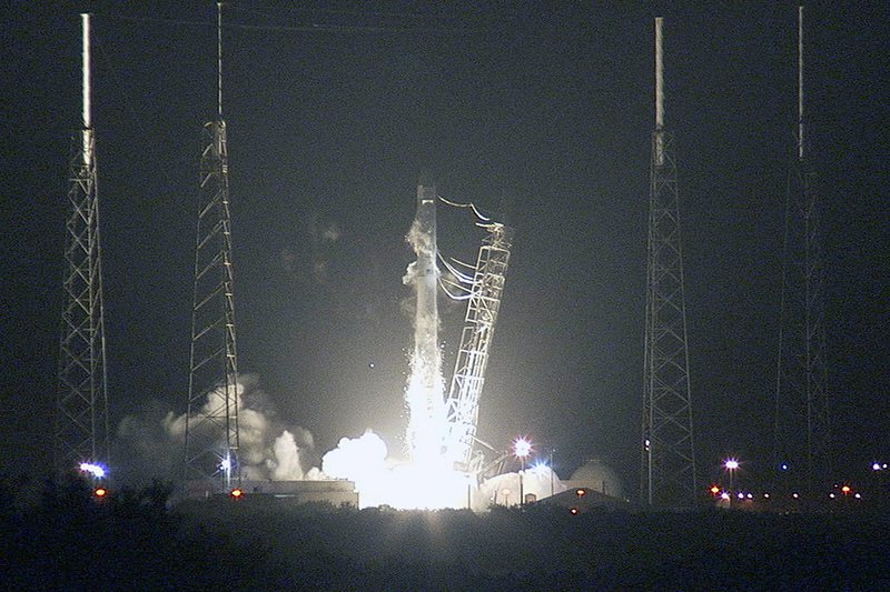 SpaceX отложи изстрелването на климатичен спътник