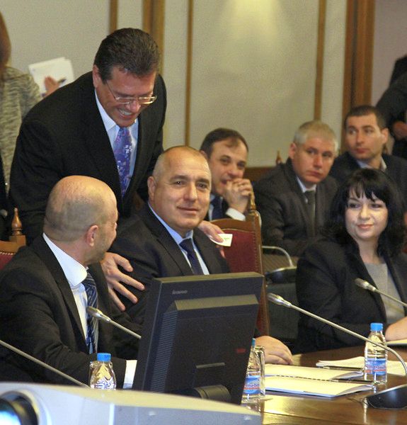 Бойко Борисов и Марош Шефчович (изправеният) на срещата в Министерски съвет