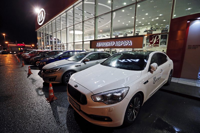 Продажбите на коли в Русия удариха 10-годишно дъно
