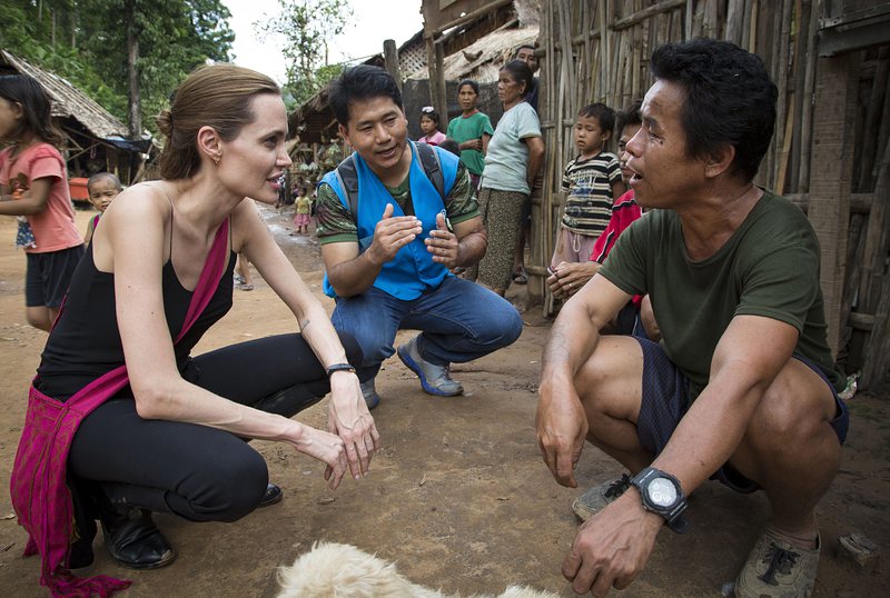 Анджелина Джоли на посещение в бежански лагер
