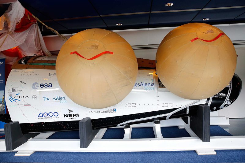 Макет на експерименталната совалка IXV (Intermediate eXperimental Vehicle)