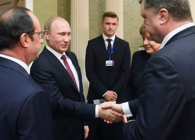 Владимир Путин и Петро Порощенко си стиснаха ръцете преди срещата