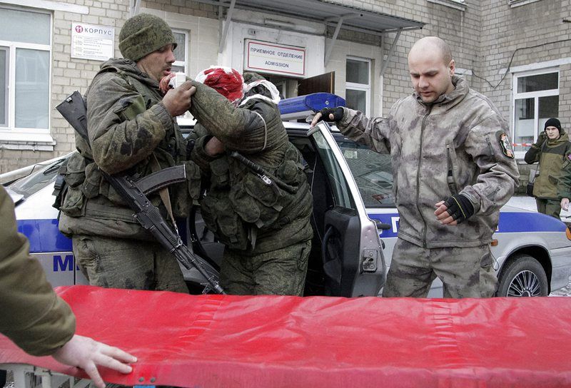 Бунтовник сепаратист помага на ранен