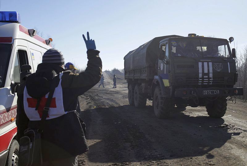 Украинските военни напускат Дебалцево