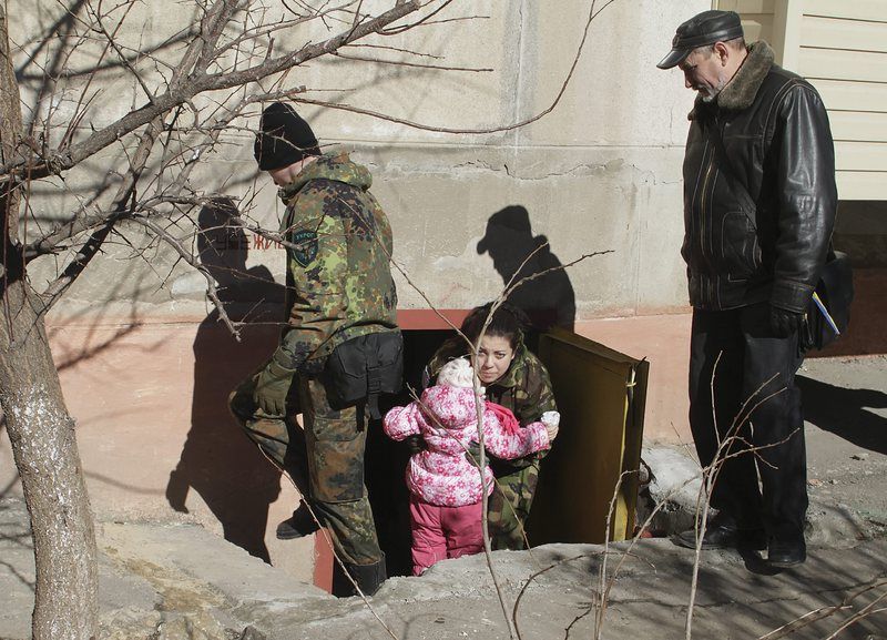 Хора излизат от убежищата в Дебалцево