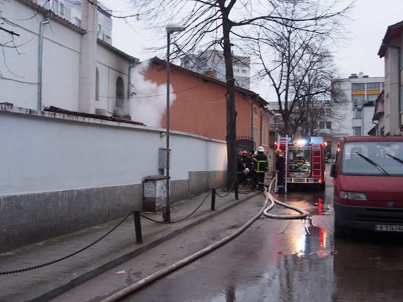 Горя джамията в центъра на Варна, пазач е тежко пострадал