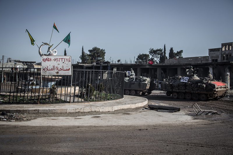 Турски танкове стреляли по кюрди, които се бият срещу ИД