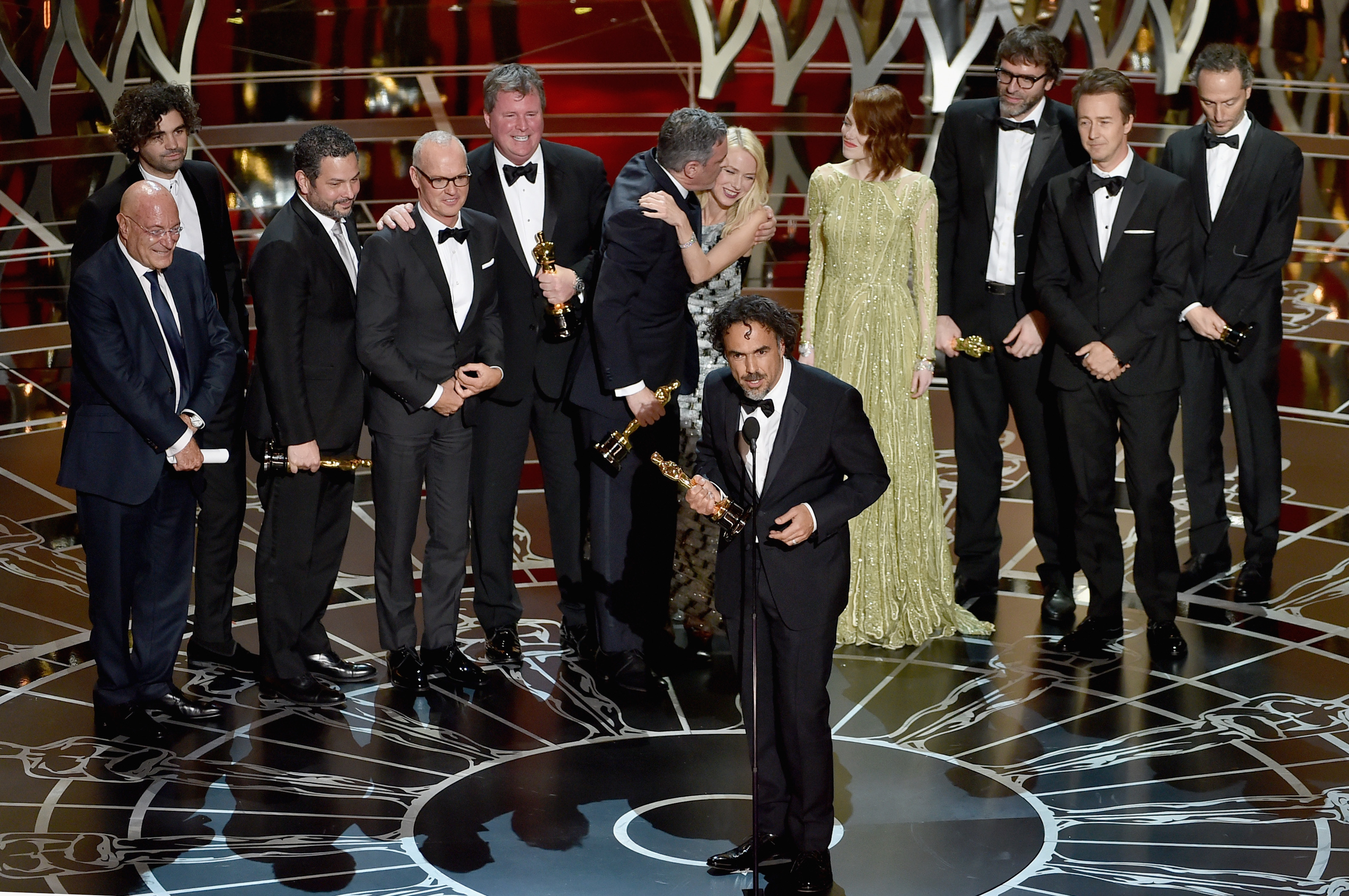Алехандро Гонсалес Иняриту държи наградата за Най-добър филм за ”Бърдмен”