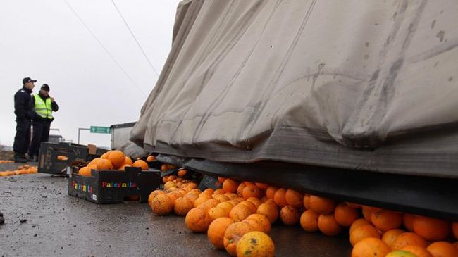 Катастрофирал ТИР с 20 тона портокали затруднява движението по пътя за ГКПП "Лесово"