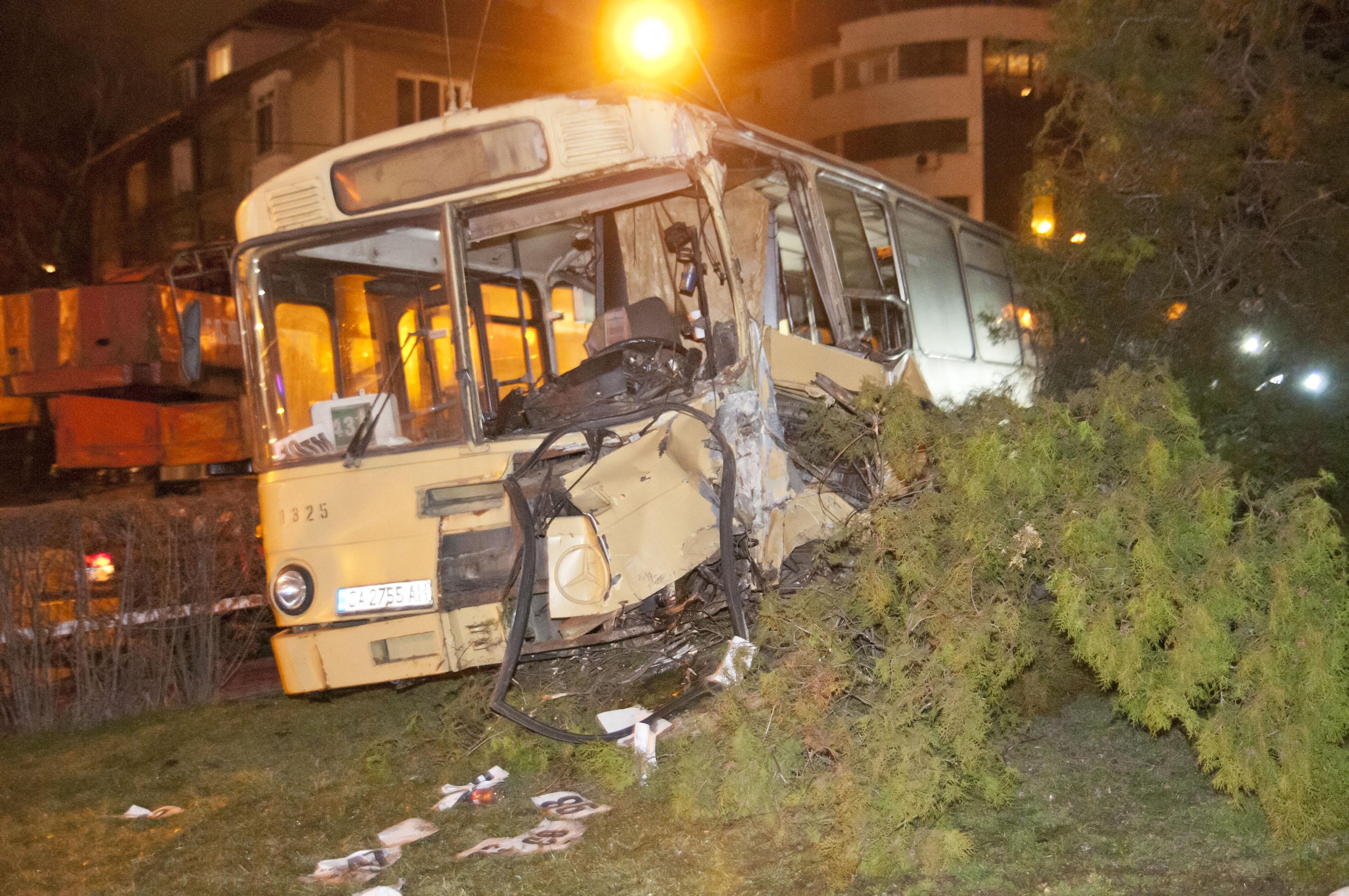 ТИР и автобус се удариха в София, 7 ранени